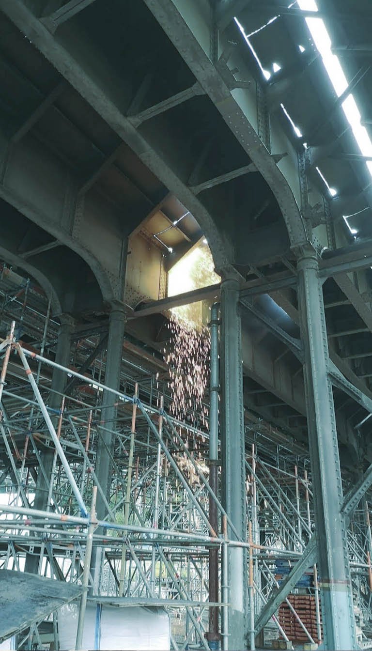 Arbeit an Stahlbaubrücke