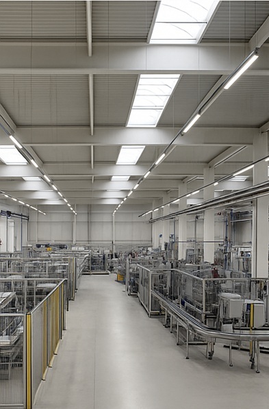 Moderne Produktionshalle mit laufenden Industrieprozessen